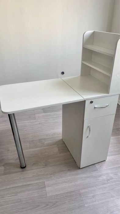 Маникюрный столик