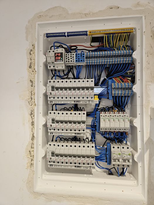 electrician instalatii electrice