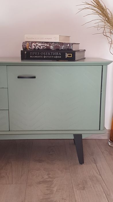 Елегантно Шкафче