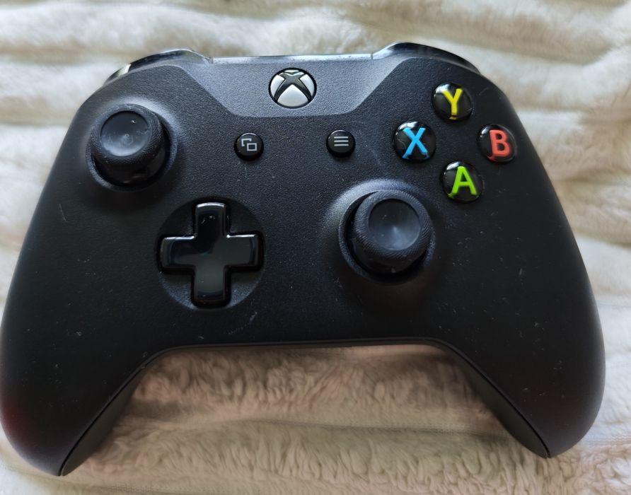 Xbox one S 1TB   и два джойстика