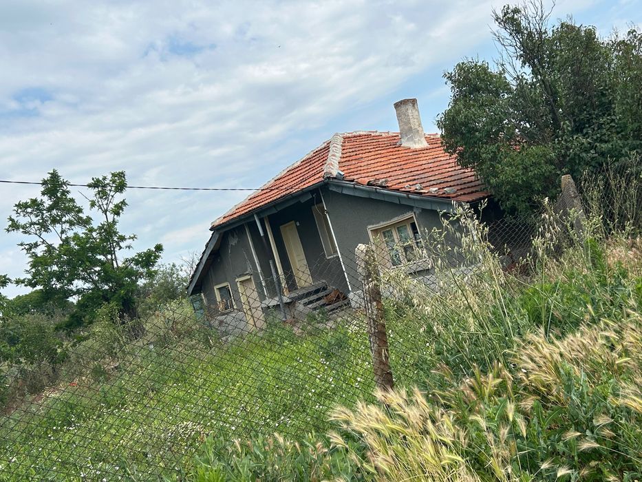 Продава се къща в с.Любенова Махала