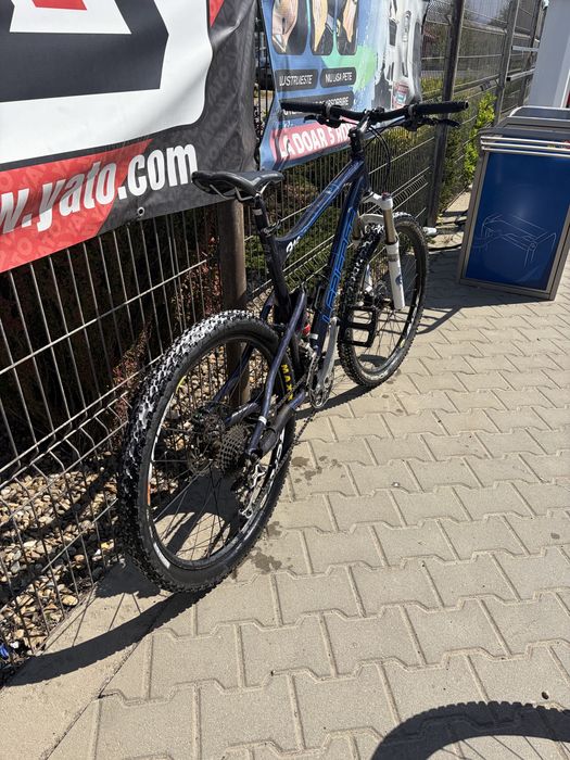 Bicicletă full suspension