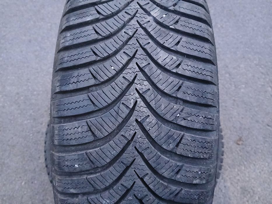 Зимни гуми 15цола Hankook-195/65/15-6.5мм-грайфер 2018година