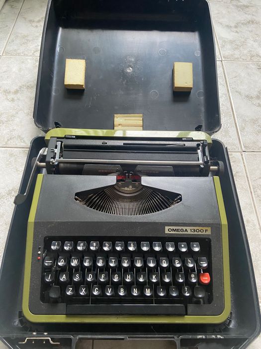 Пишеща машина Omegq 1300F