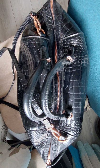 Дамска чанта, почти чисто нова