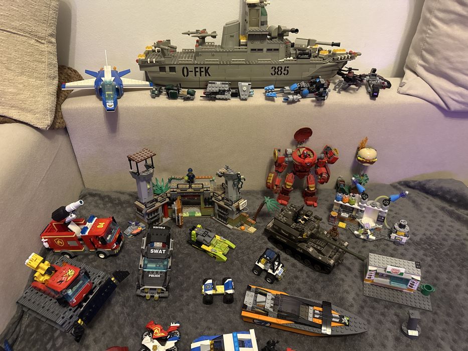 Figurine lego , masini, elicoptere, etc