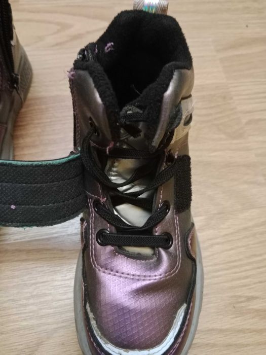 Продам детские ботинки