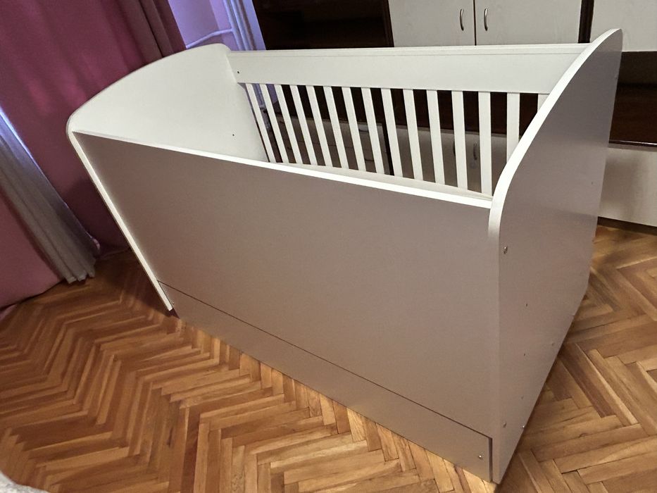 Детско легло, трансформиращо се в бюро