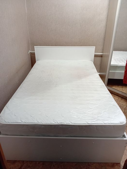 Кровать с матрасом