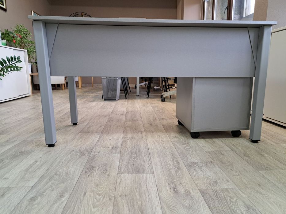 Бюро, подходящо за офис