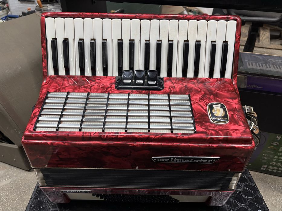 Acordeon Weltmeister Stella cu 72 de basi