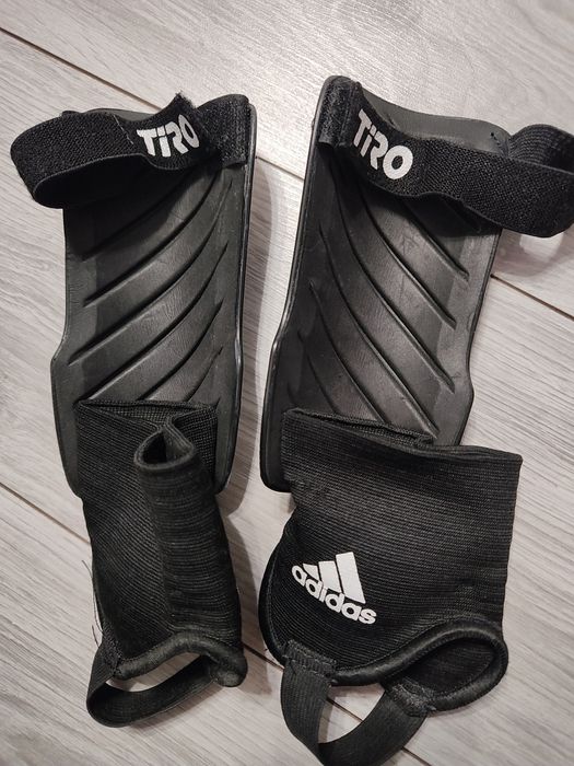 Aparatori fotbal Adidas Performance TIRO SG MTC J, WHITE/BLACK/BLACK UNISEX white S