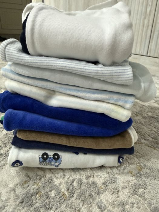 Отдам вещи на новорожденных