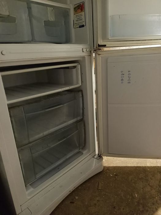 Продам два  рабочих холодильника
