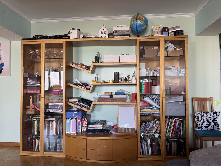 Деревянная шкаф витрина