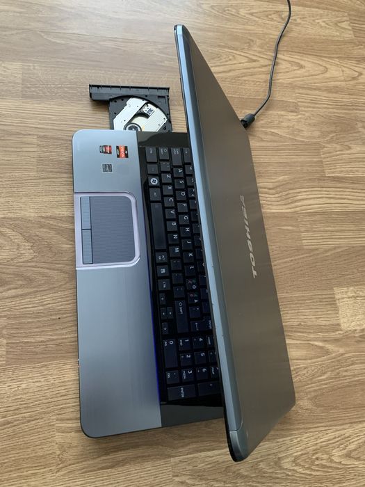 Laptop Toshiba display mare 17,3 led,250gb mem,4gb ram,cu incarcator.