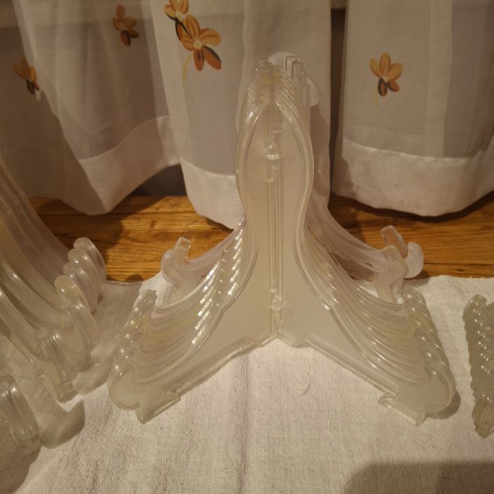 Стойки за чинии,малки картини,сувенири и др.