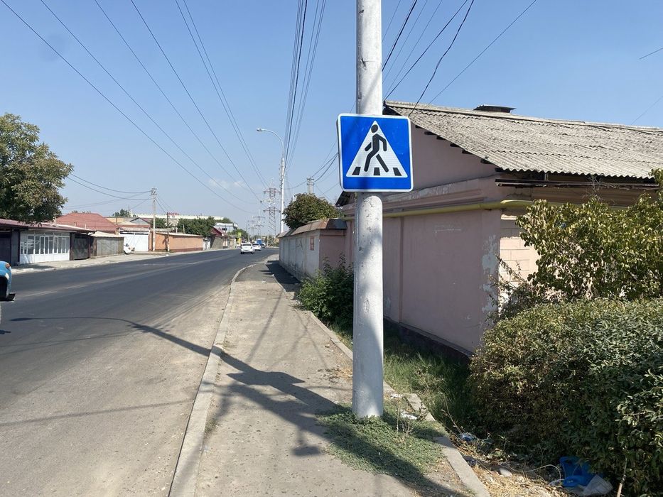 Продаётся  участок в доль  дороги ( угловой)