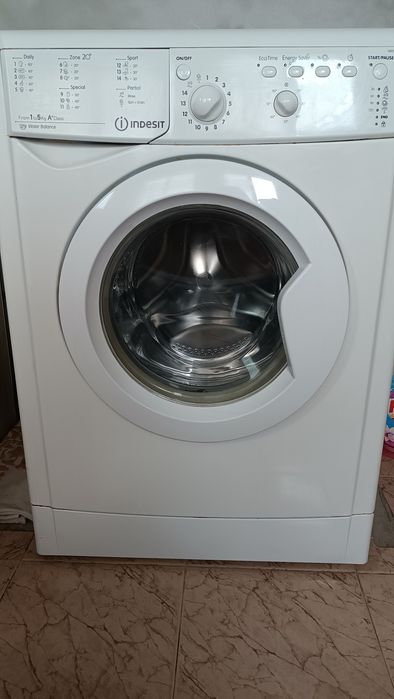 Пералня Indesit, 5кг пране, използвана, работеща перфектно.