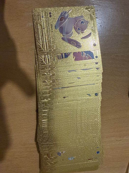 Златни Pokemon карти чисто нови