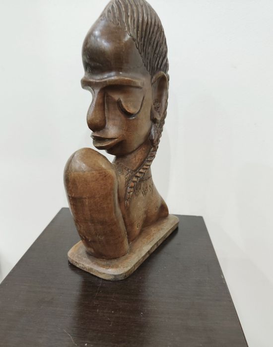 Африканска дървена скулптура – ръчно резбован арт предмет.