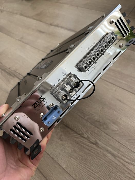 Amplificator Statie Auto Subwoofer Hifonics ZX6400