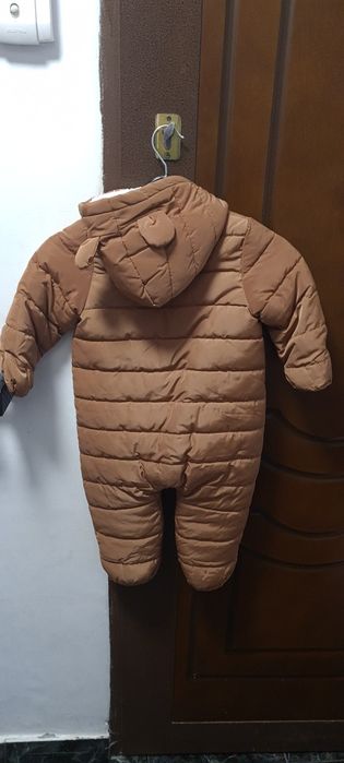 Vând combinezon bebe mărime 74 H&M
