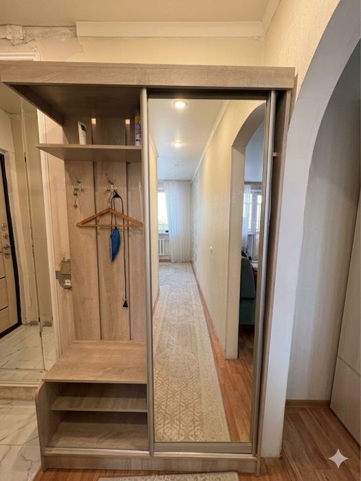 Продаю прихожий шкаф