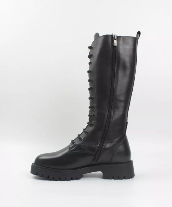 Продам высокие  зимние ботинки ( женские)