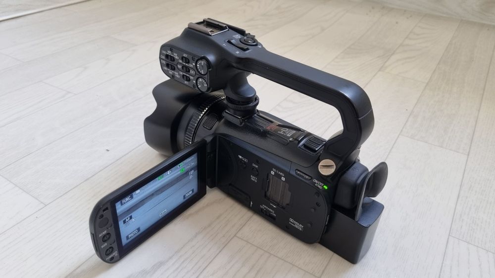 Видеокамера Canon XA10