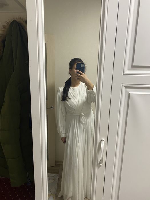 Белое платье с накидкой