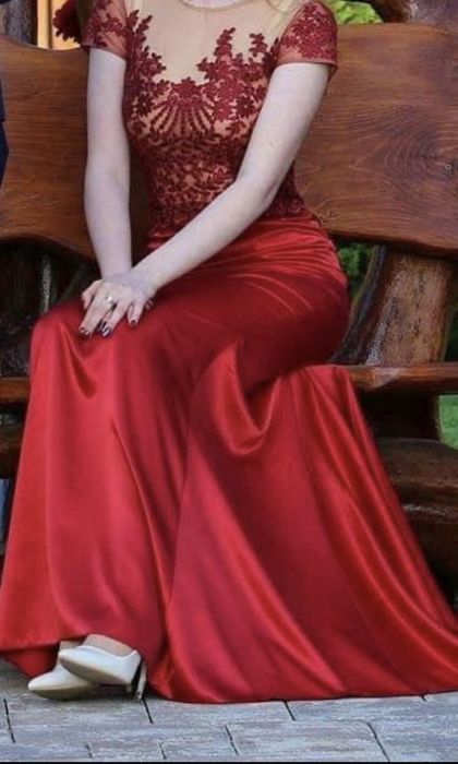 Vand rochie facuta la comanda.