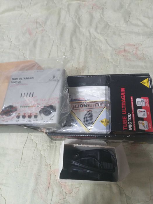 Микрофонный линейный предусилитель Behringer Mic 100.