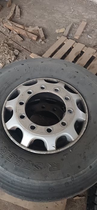 2бр гуми с джанти  за камион