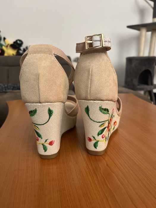 Сандали на платформа