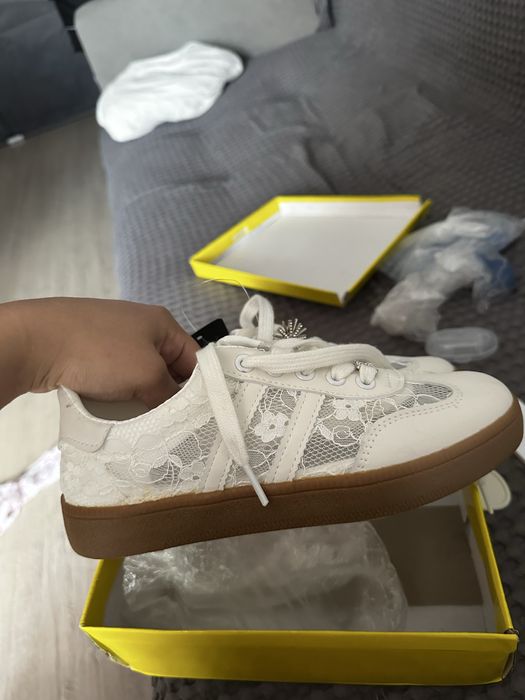 Продам нарядные кеды новые