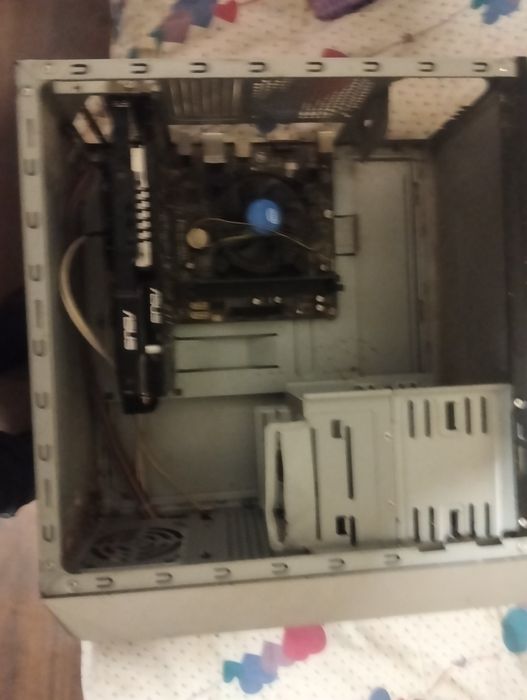 Vand componente pc si un pc aproape complet (ii lipseste sursa si hdd)