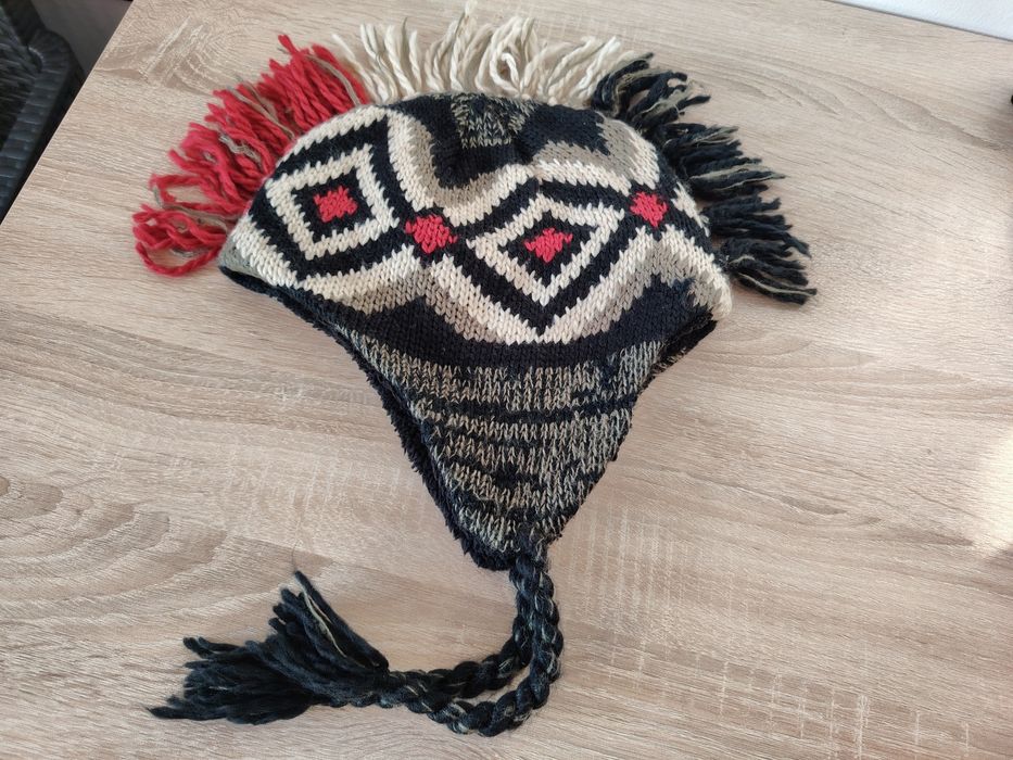 Зимна шапка с пискюли. Нова