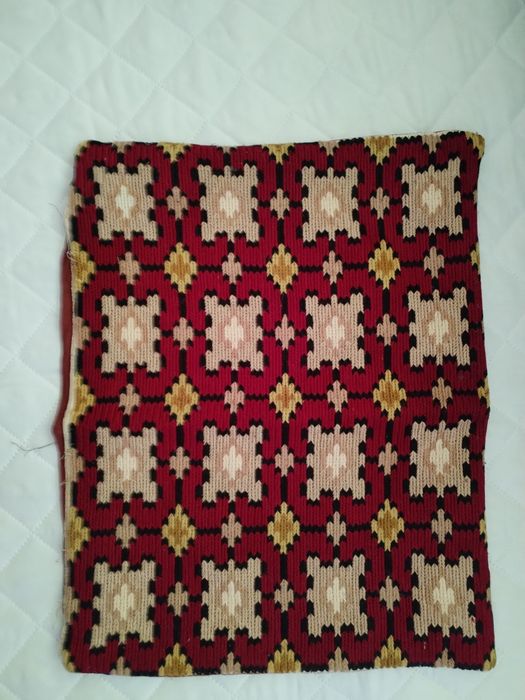 Față de perinița cusută manual și față de masă.