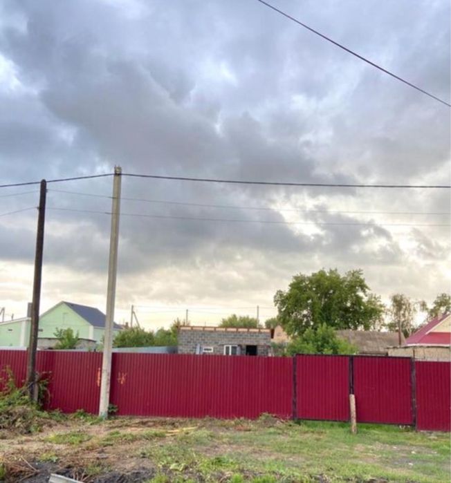 Участок с постройкой