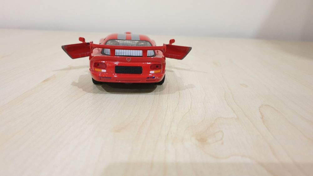 Продам железную машинку Kinsmart