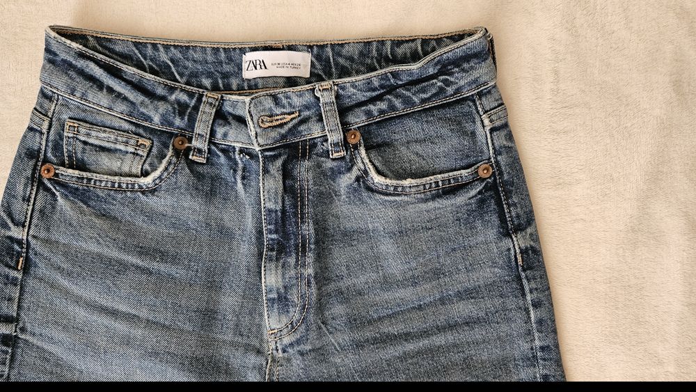 Дънки Zara с прокъсан елемент