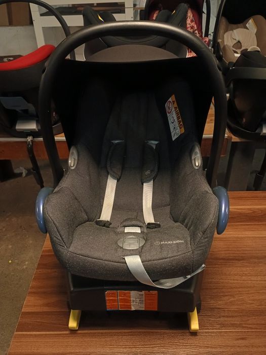 Maxi-Cosi CabrioFix с ISOFIX база EasyFix.
