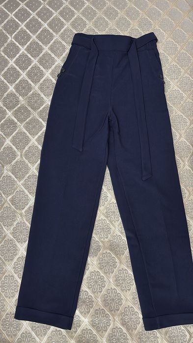 Школьные пиджаки, рубашки и юбка