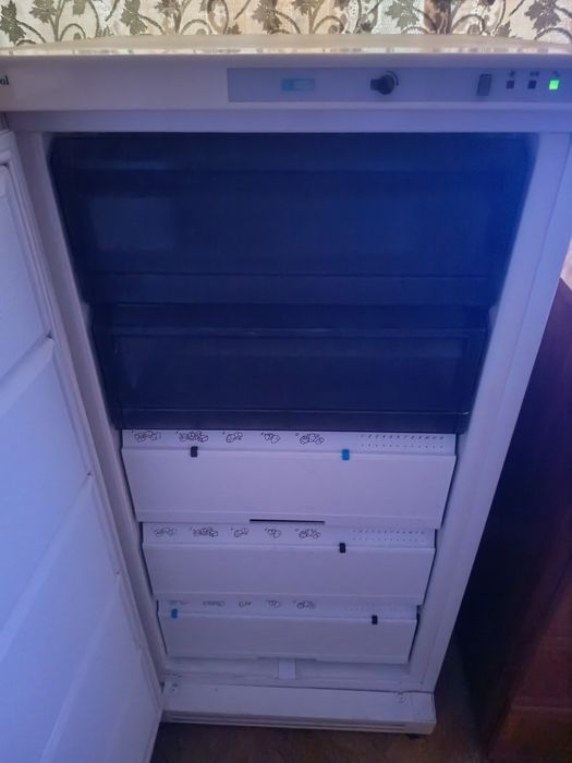 Vând congelator cu 5 seltate