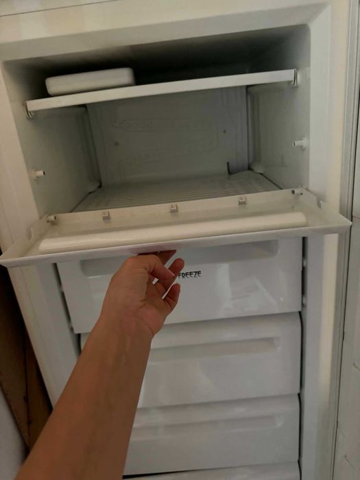 Congelator vertical Zanussi – 6 sertare (190 L)