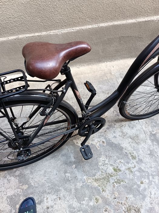 Vând doua biciclete una ii de dama  și una de fetițe.