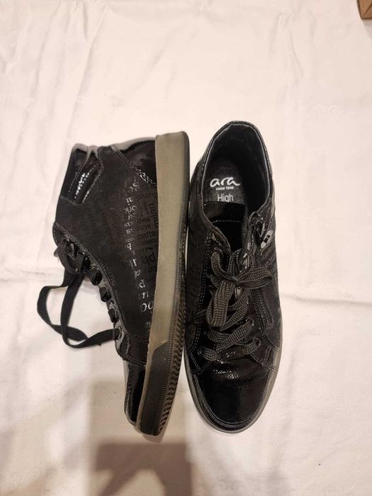 Vand adidas Ara.