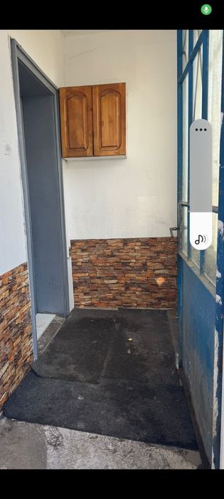 Ъглов УПИ с къща + гараж за автобус, две улици