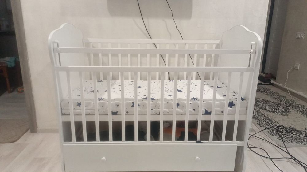 Продам детскую кроватку с матрасом